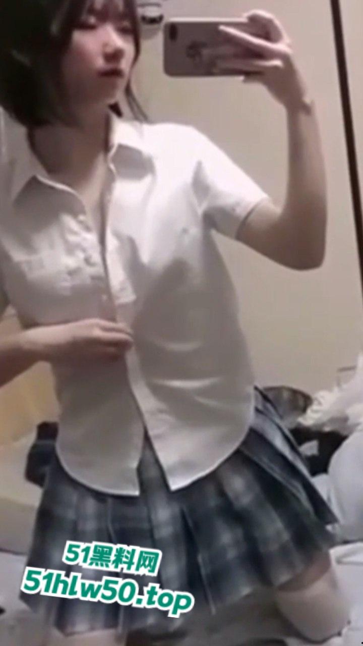 浙大城市学院嫩妹【白炜彤】寝室大战2男，乘骑位摇摆含住另一个人的鸡巴，清纯与淫荡并存的代表！-9