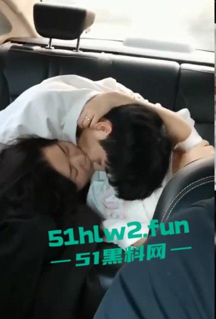 网约车秒变激情角落，小情侣后座干柴烈火，亲到腿软手伸裙底扣逼，司机大哥强忍不回头！-1