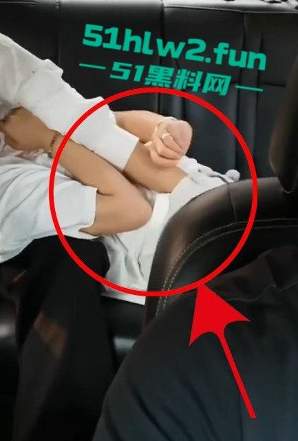 网约车秒变激情角落，小情侣后座干柴烈火，亲到腿软手伸裙底扣逼，司机大哥强忍不回头！-2