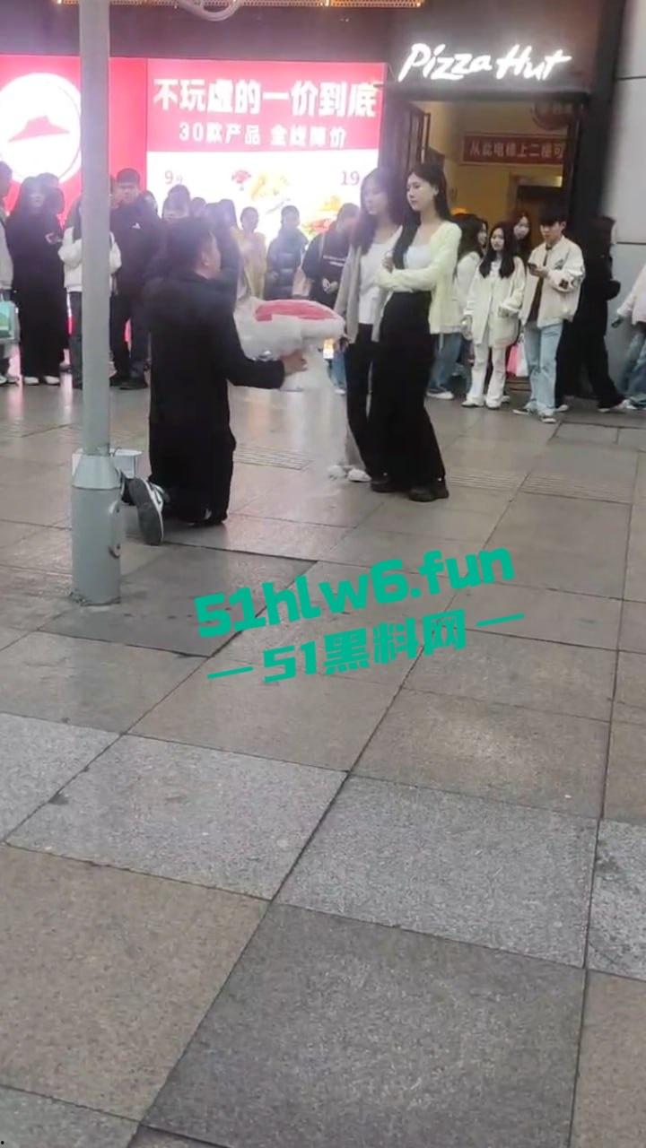 广西南宁顶级舔狗网红，当街表白求婚被美女怒扇耳光，却依旧跪地求婚，第一次见求婚双膝下跪的人才啊！-5