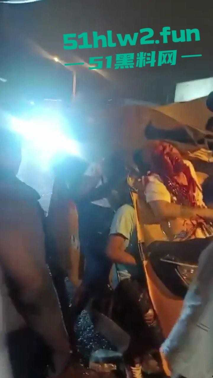 老头乐车祸现场因超速追尾，老头被当场甩出满脸是血，这回老头乐坏了老头也不乐了。-4