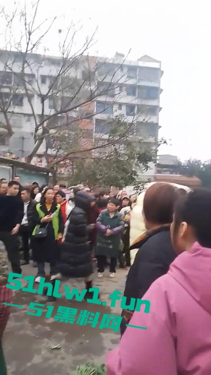 四川宜宾警方扫黄端掉一窝骚鸡，女大学生沦落风尘，众人围观快来看谁的女朋友赫然在列？-5