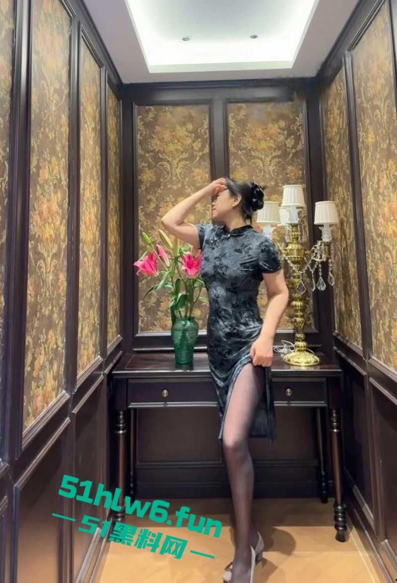 公园大爷光天化日之下露天操鸡，极品熟女奶大逼紧上位骑乘全自动，大爷吃得可真好！-3