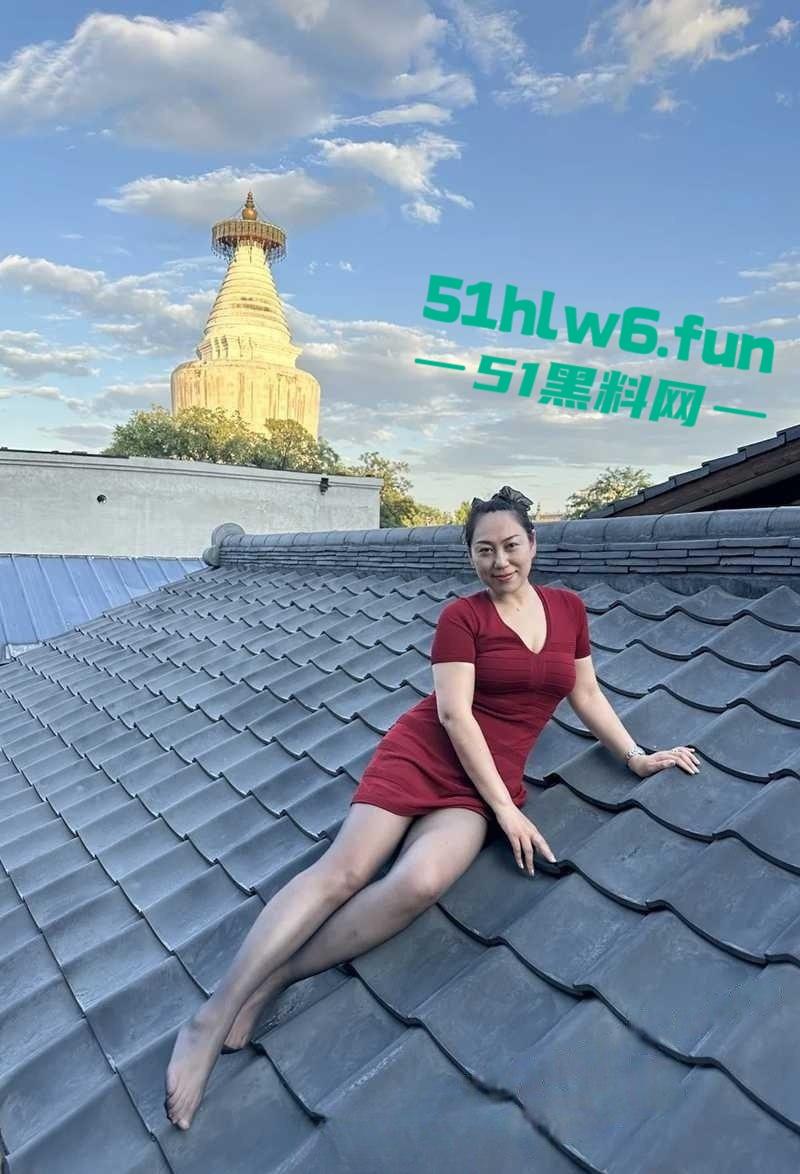 公园大爷光天化日之下露天操鸡，极品熟女奶大逼紧上位骑乘全自动，大爷吃得可真好！-4