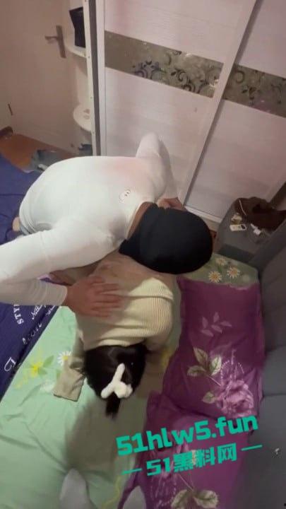 家有娇妻【7】看着老婆在我们婚房床上被前男友操，居然还让我给他们舔交合处。-1