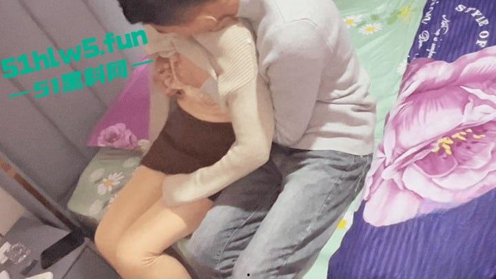 家有娇妻【7】看着老婆在我们婚房床上被前男友操，居然还让我给他们舔交合处。-3