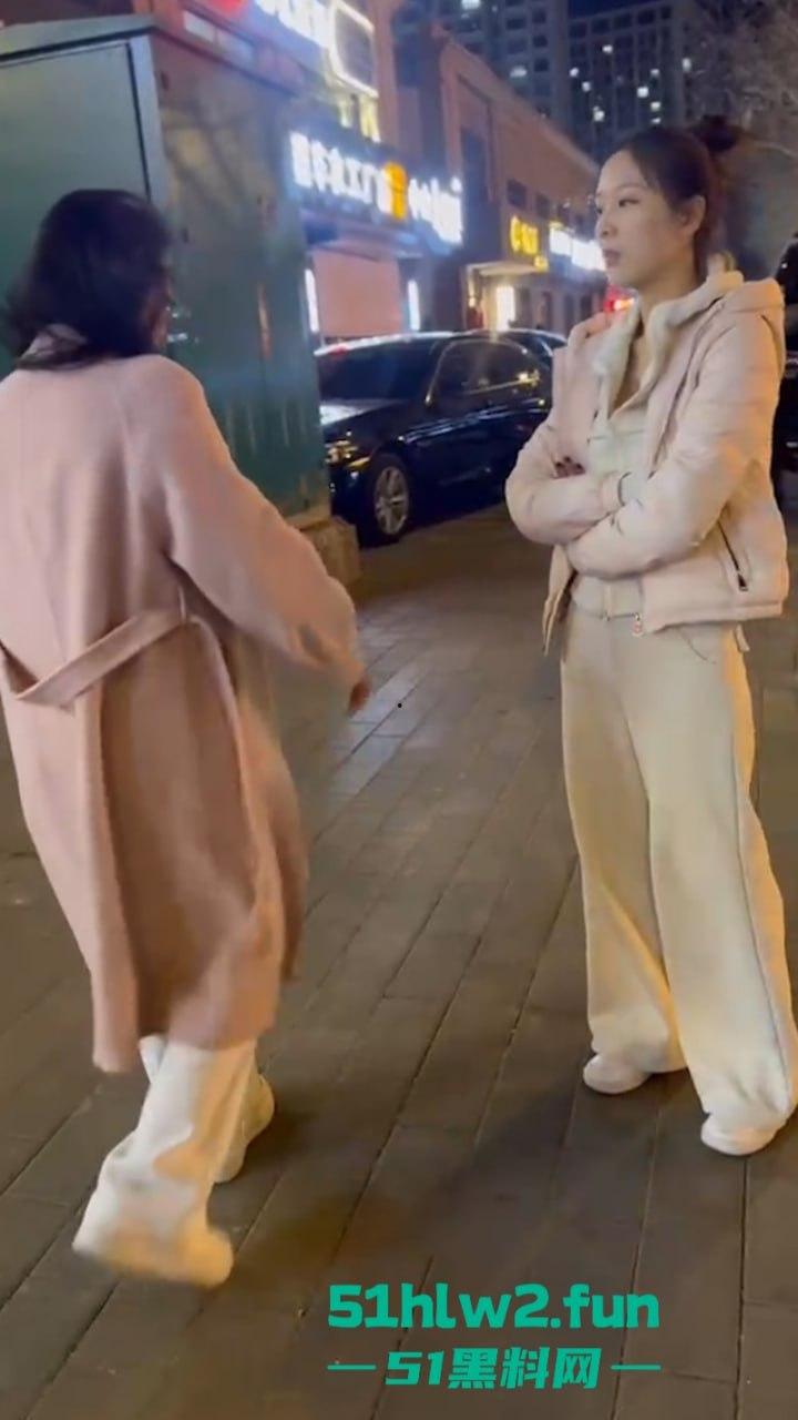 河南嘴硬小三频繁发微信勾引有妇之夫诉说骚逼的孤苦，原配怼拍暴打后发抖音曝光。-3