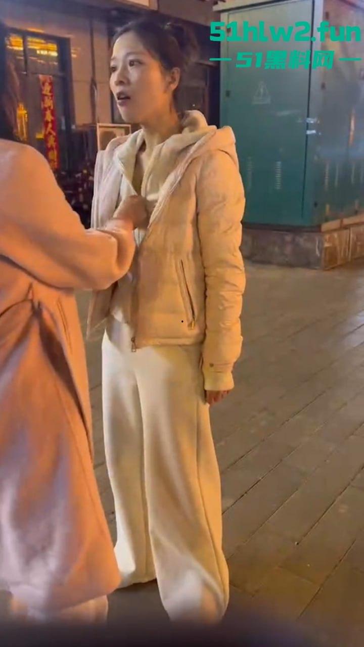 河南嘴硬小三频繁发微信勾引有妇之夫诉说骚逼的孤苦，原配怼拍暴打后发抖音曝光。-5