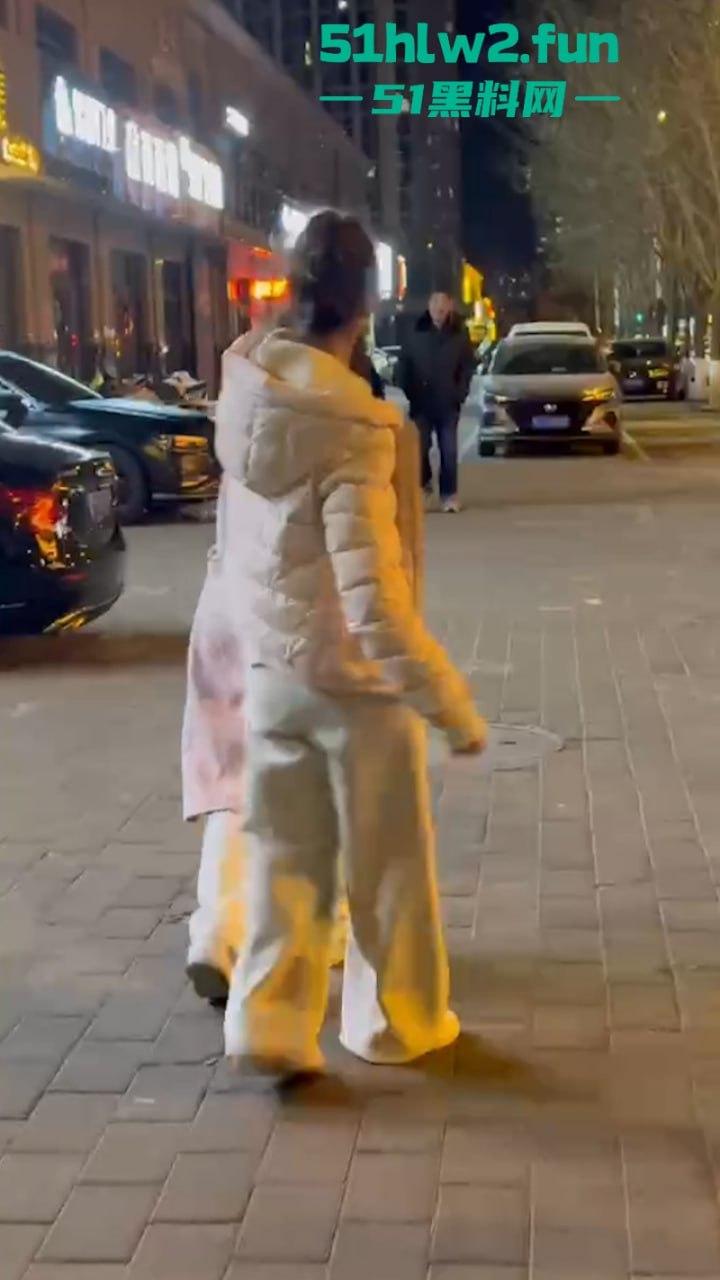 河南嘴硬小三频繁发微信勾引有妇之夫诉说骚逼的孤苦，原配怼拍暴打后发抖音曝光。-7