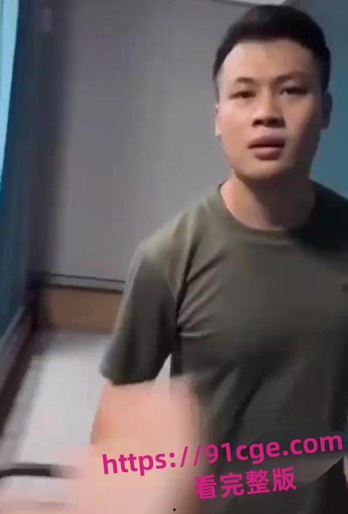 广东花城工商技工学校军训教官与学生查寝发生冲突！把学生推倒在地疯狂殴打！-3