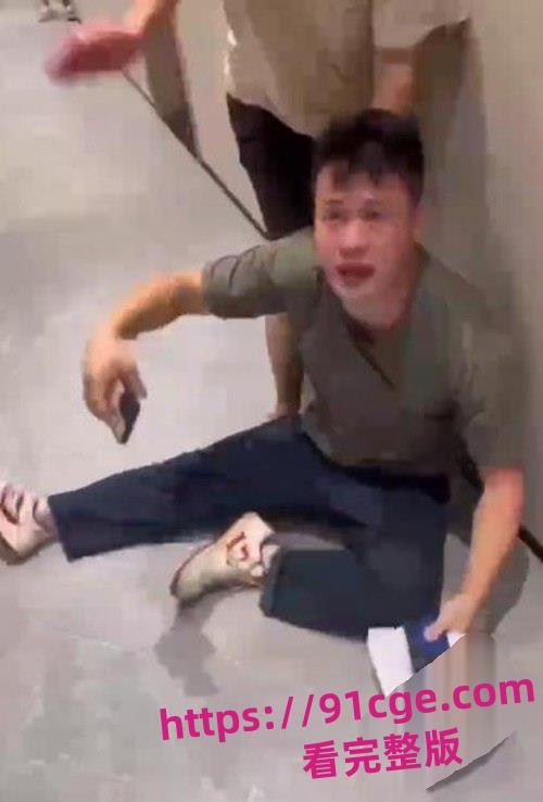 广东花城工商技工学校军训教官与学生查寝发生冲突！把学生推倒在地疯狂殴打！-5