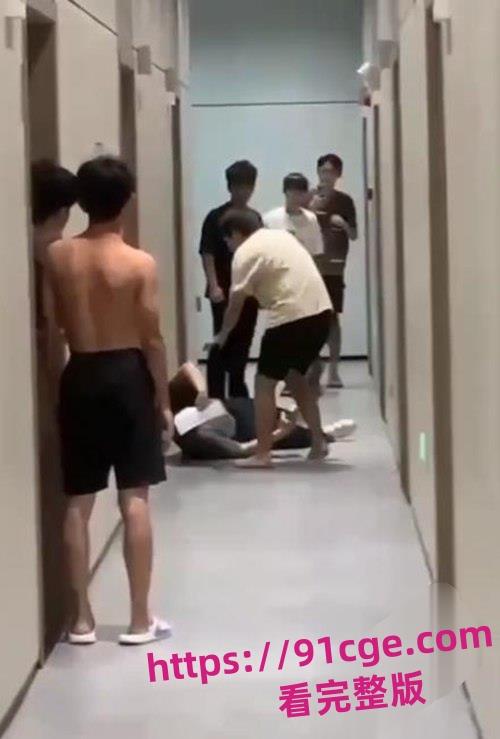 广东花城工商技工学校军训教官与学生查寝发生冲突！把学生推倒在地疯狂殴打！-7