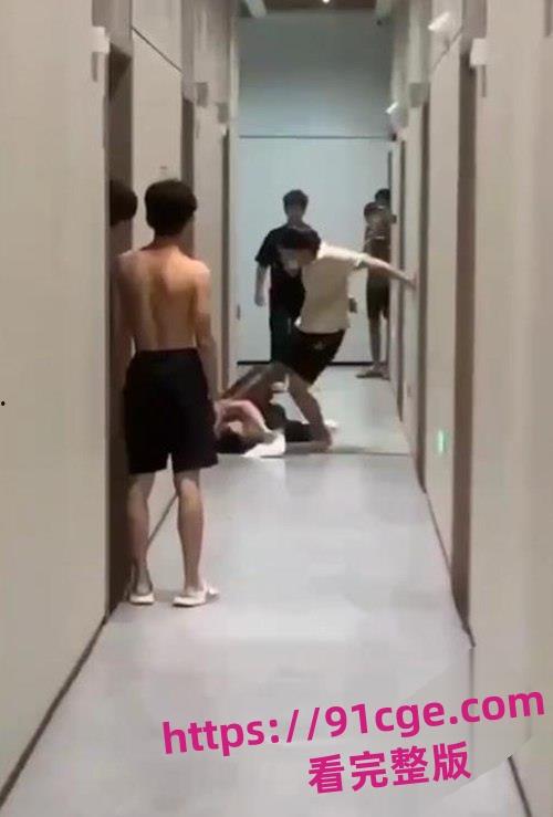 广东花城工商技工学校军训教官与学生查寝发生冲突！把学生推倒在地疯狂殴打！-8