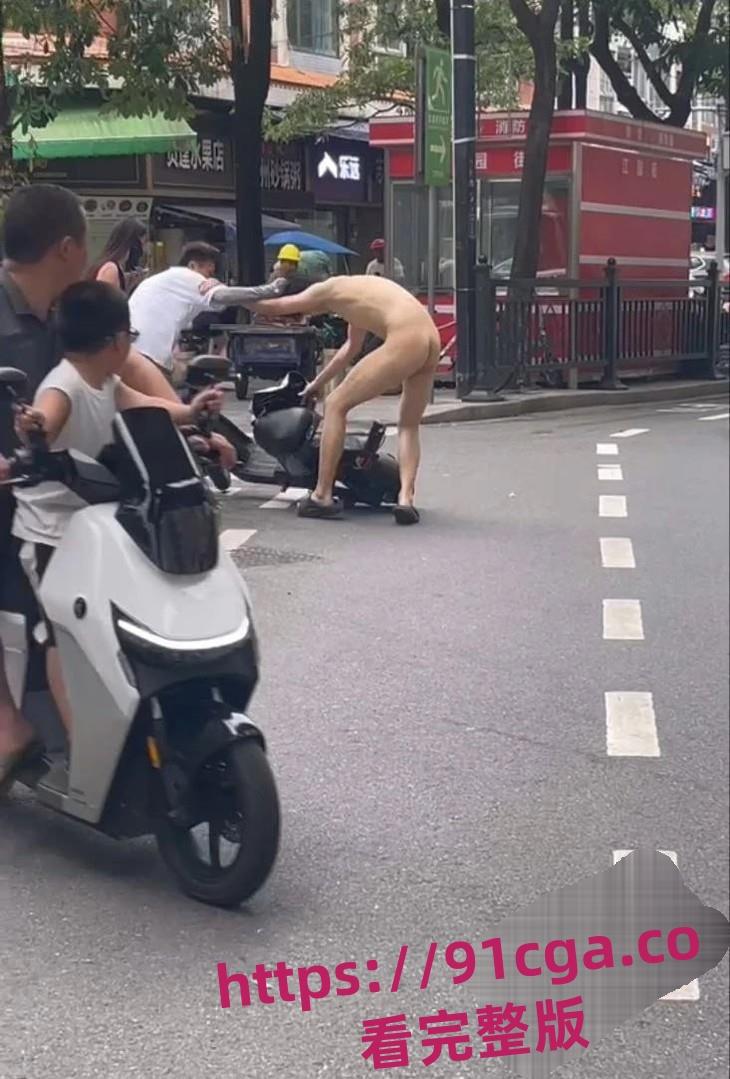 广州帅气裸男街头全裸猥亵美女！最终被警察制服！-4