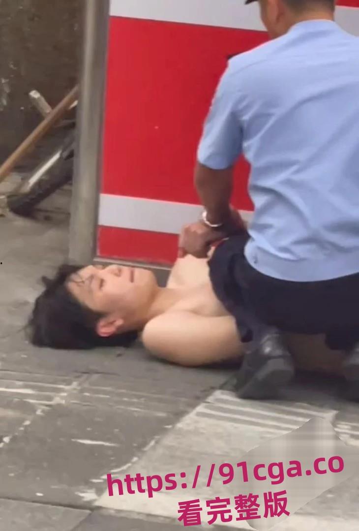 广州帅气裸男街头全裸猥亵美女！最终被警察制服！-5