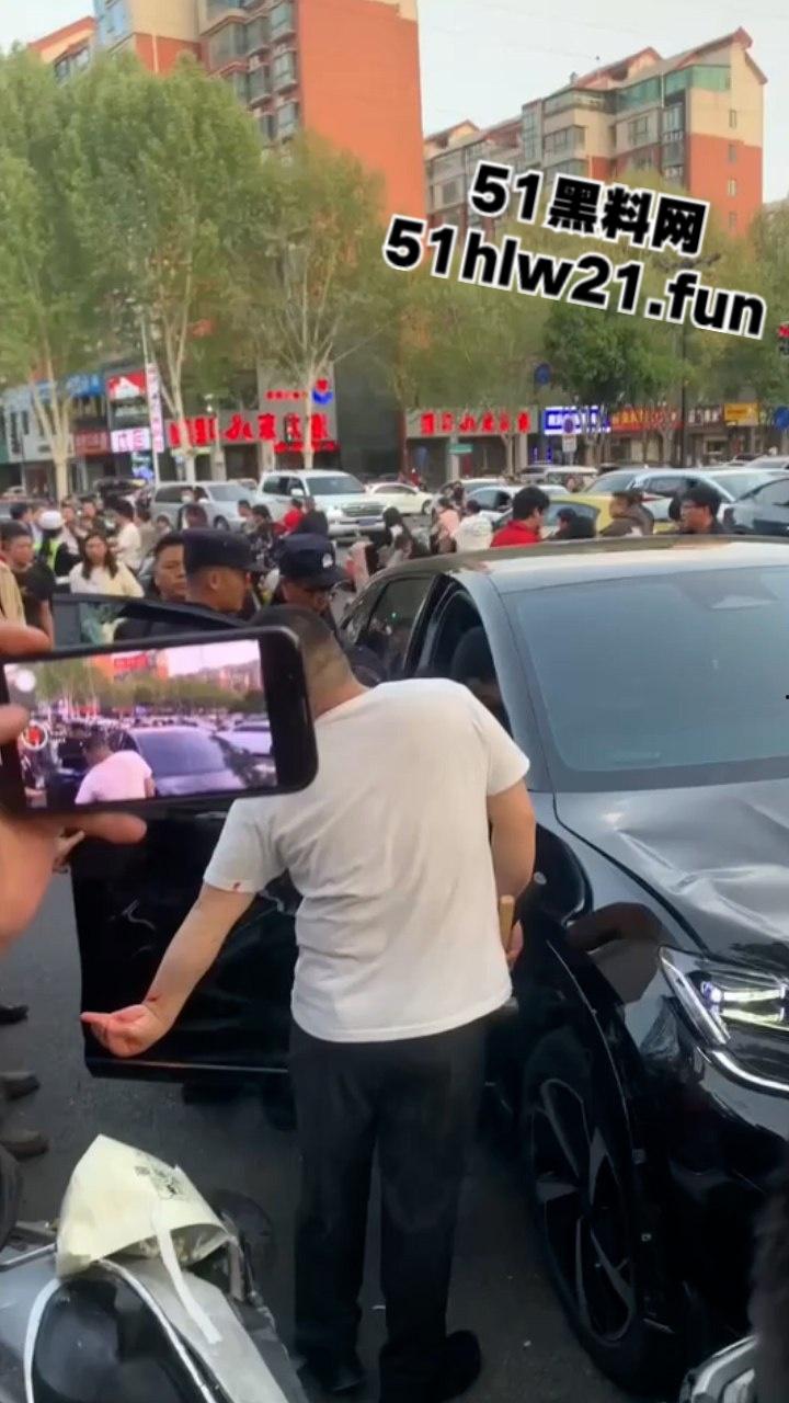 河南洛阳酗酒男驾车失控，闹市街区撞倒一片，倒霉路人头破血流命丢一半。-1