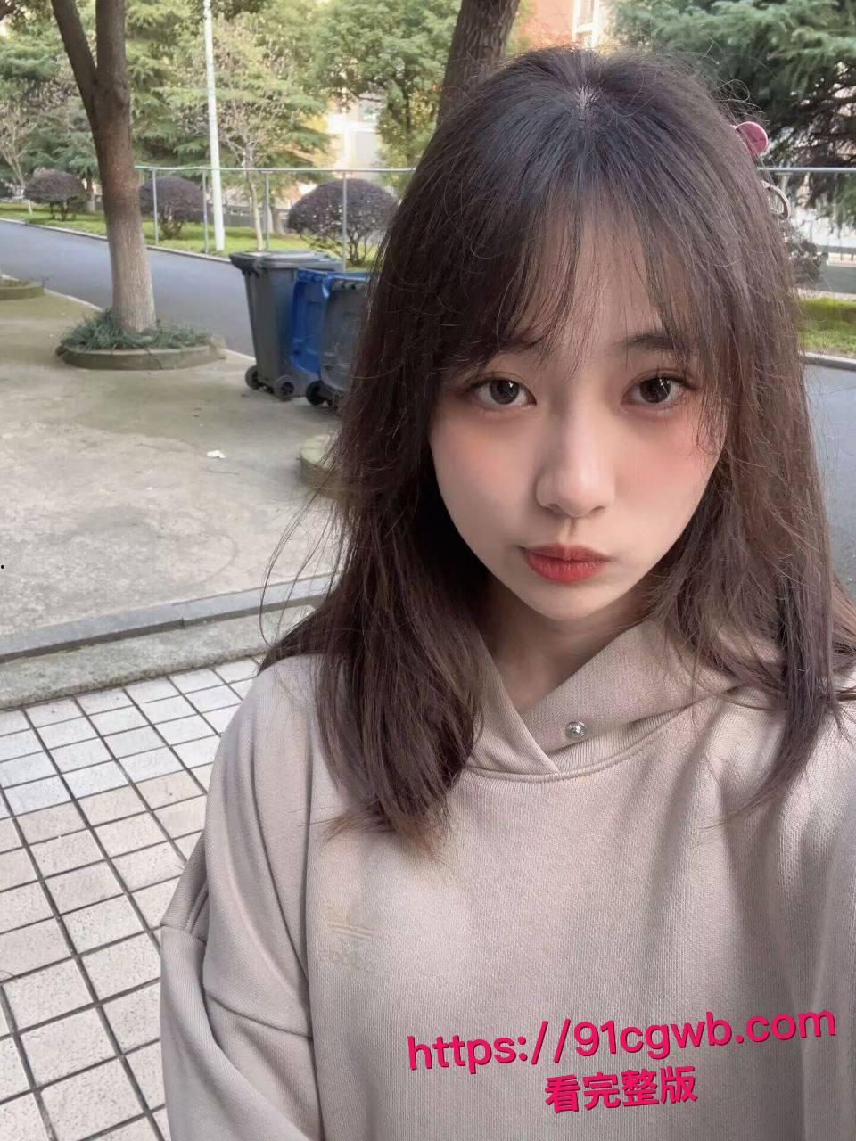 可爱大眼贫乳萌妹私密炮战视频流出！甜美清纯脸蛋全裸自拍奶头硬翘阴唇湿润欲拒还迎，男友大鸡巴无套狂怼骚穴主动迎合变床上骚货-5