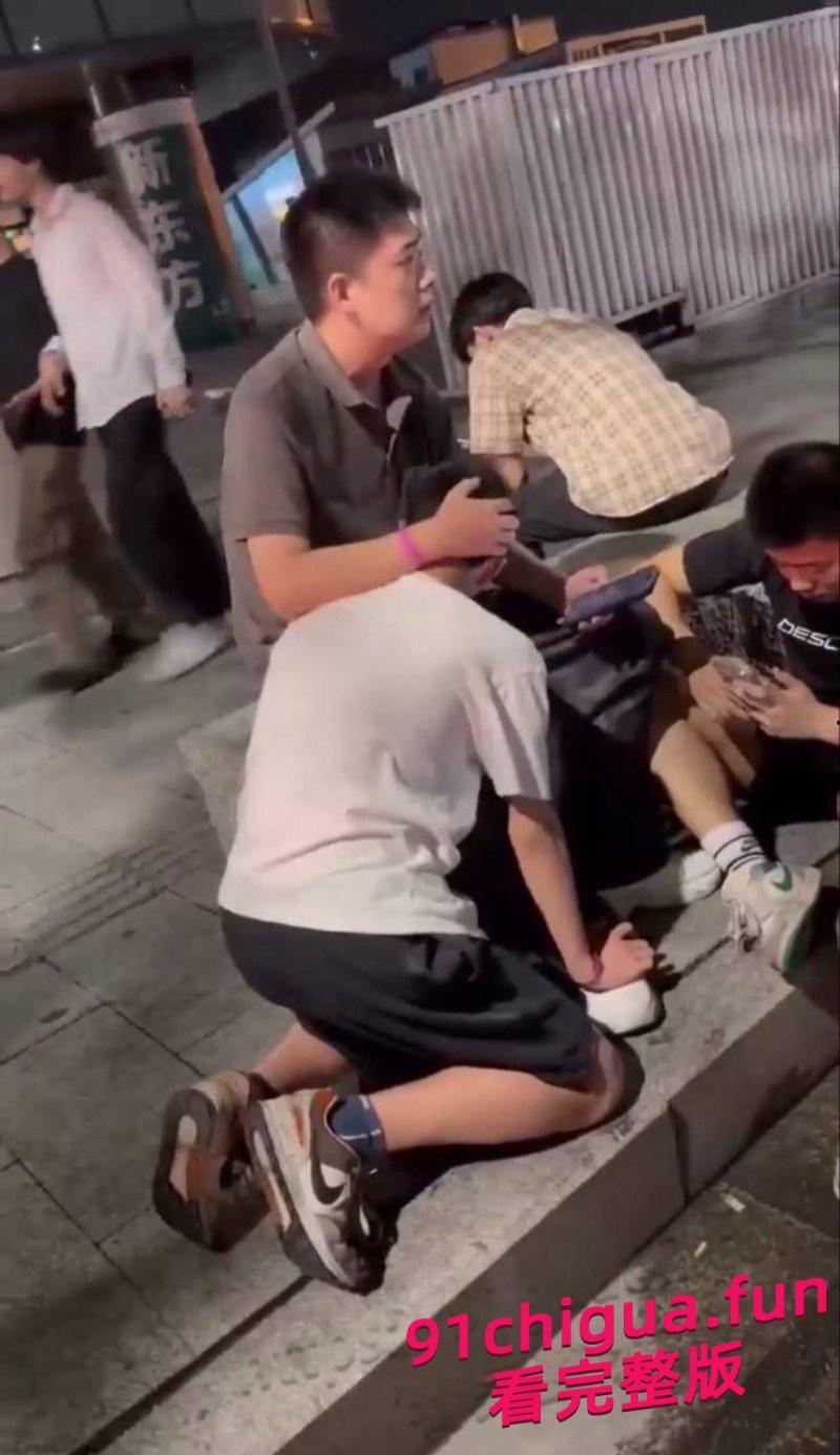 广州通讯录酒吧外三人深夜互动画风炸裂像拍片，刺激！！-2