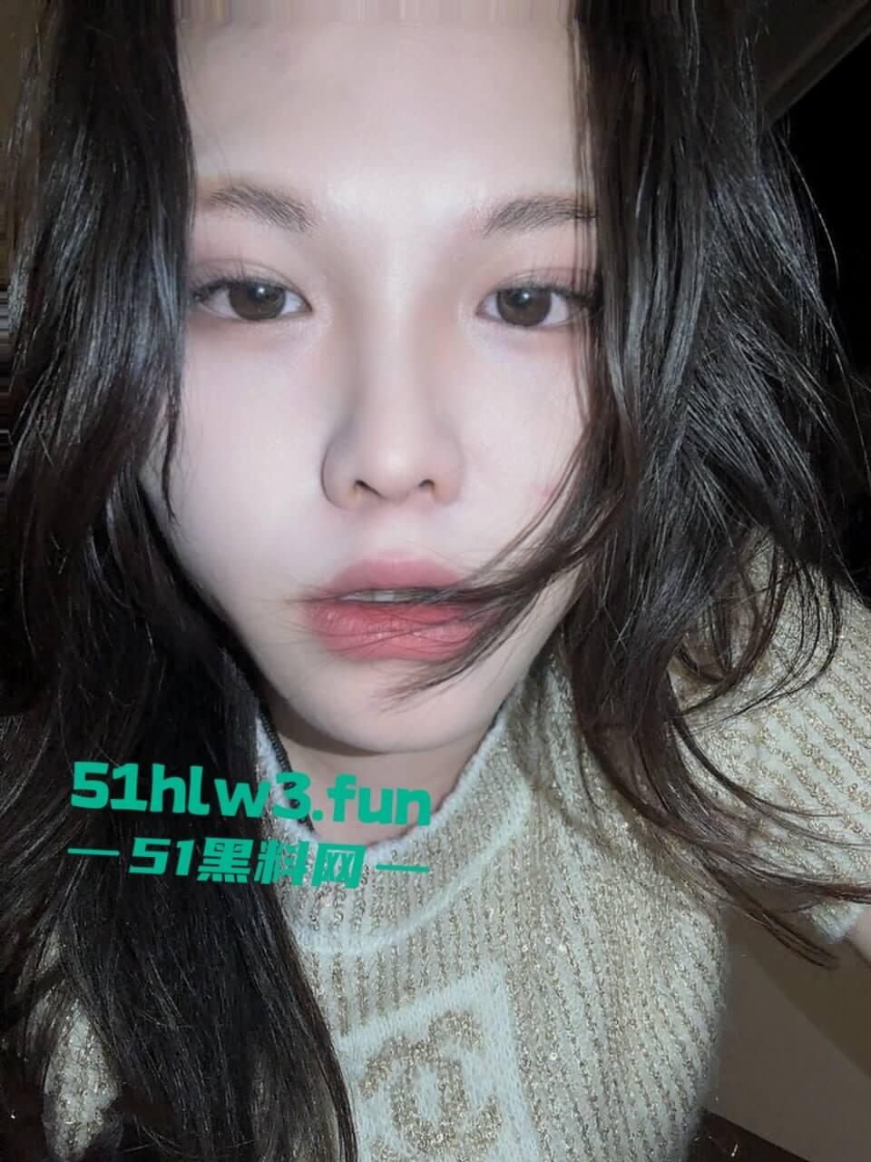 瓜友投稿酒吧撩骚颜值美女喝多了骚劲十足，醉酒后渴望大鸡巴带到酒店疯狂吃鸡眼神迷离吃得好香啊-2