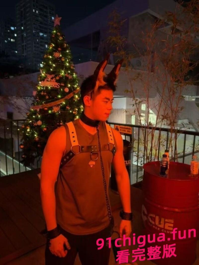 广州通讯录酒吧外三人深夜互动画风炸裂像拍片，刺激！！-4