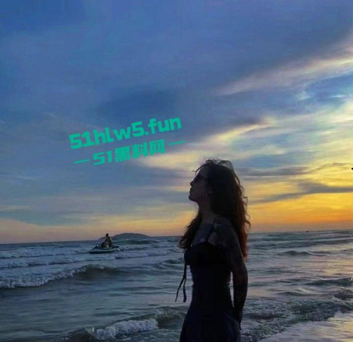 抖音反差婊【lee李李】纹身师店老板娘性爱视频流出，床上技术比纹身还更一流。-9