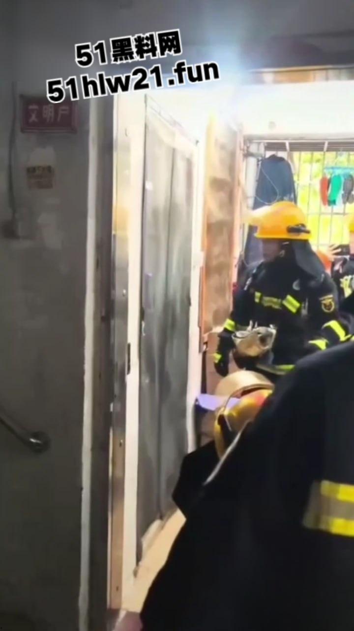 奇葩消防队捉奸行动，邻居听楼下有女人喊救命，果断报警119消防员破门而入，竟是两人做爱女人被操爽了。-6