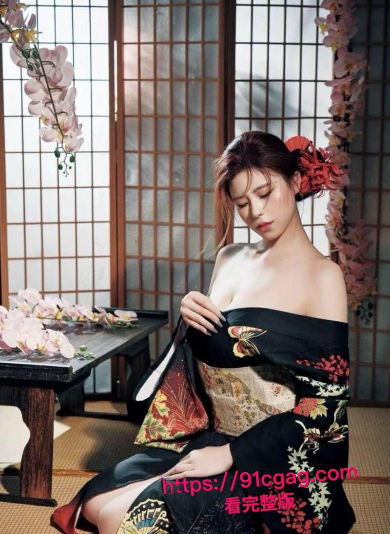 网友投稿曝光！丝袜骚妻韩薇薇最新性爱视频流出，爱穿黑丝的极品骚货被暴操，浓精全射大奶子上，骚劲儿爆表！-1