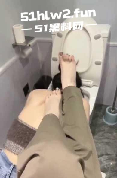 女虐女SM片段精选，下贱女的生活，三女M被女主人虐成狗，舔脚喝尿扇耳光吞口水，女人何必为难女人？-8