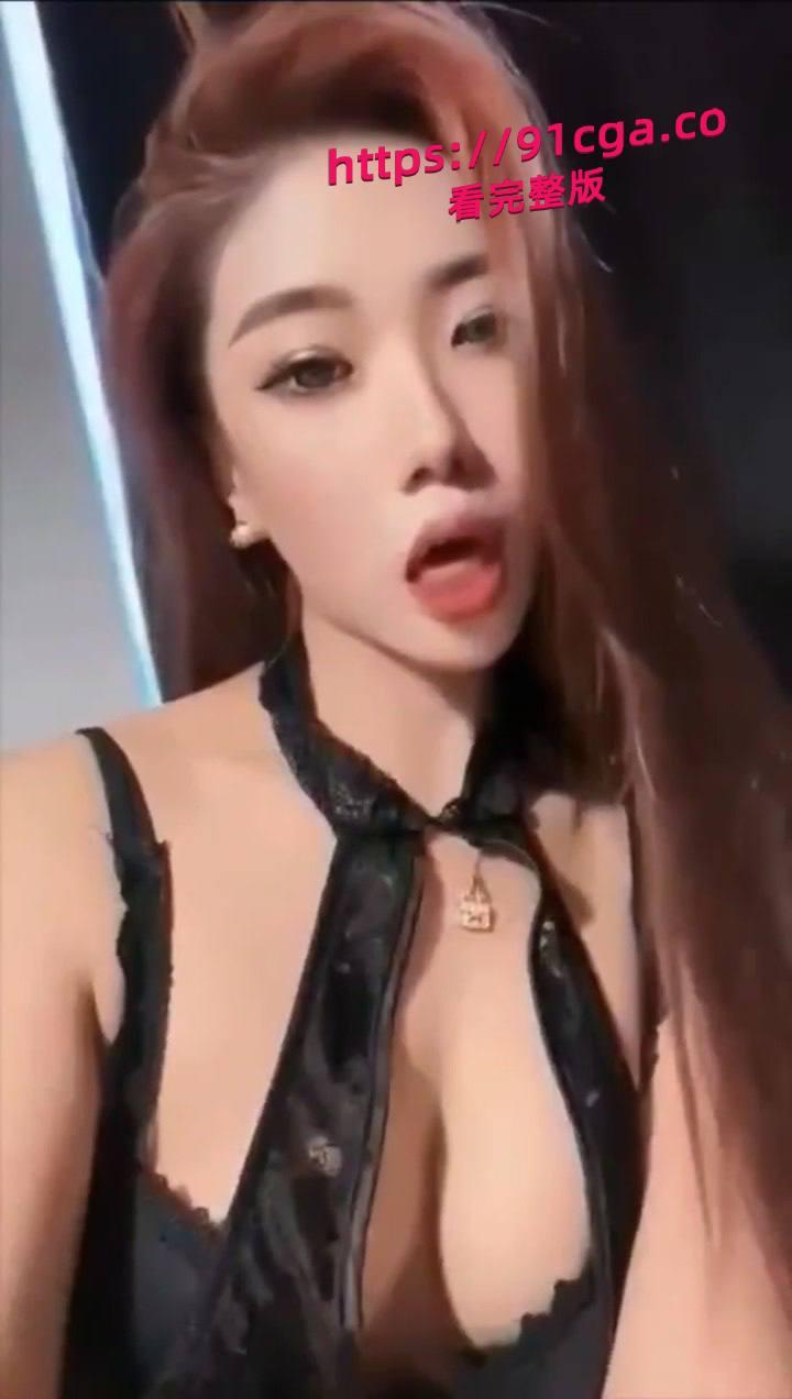 极品反差御姐女神性感私密自拍曝光，只见视频里这妹子不停抚摸胸前翘挺的奶子发出阵阵呻吟声十分诱人-1