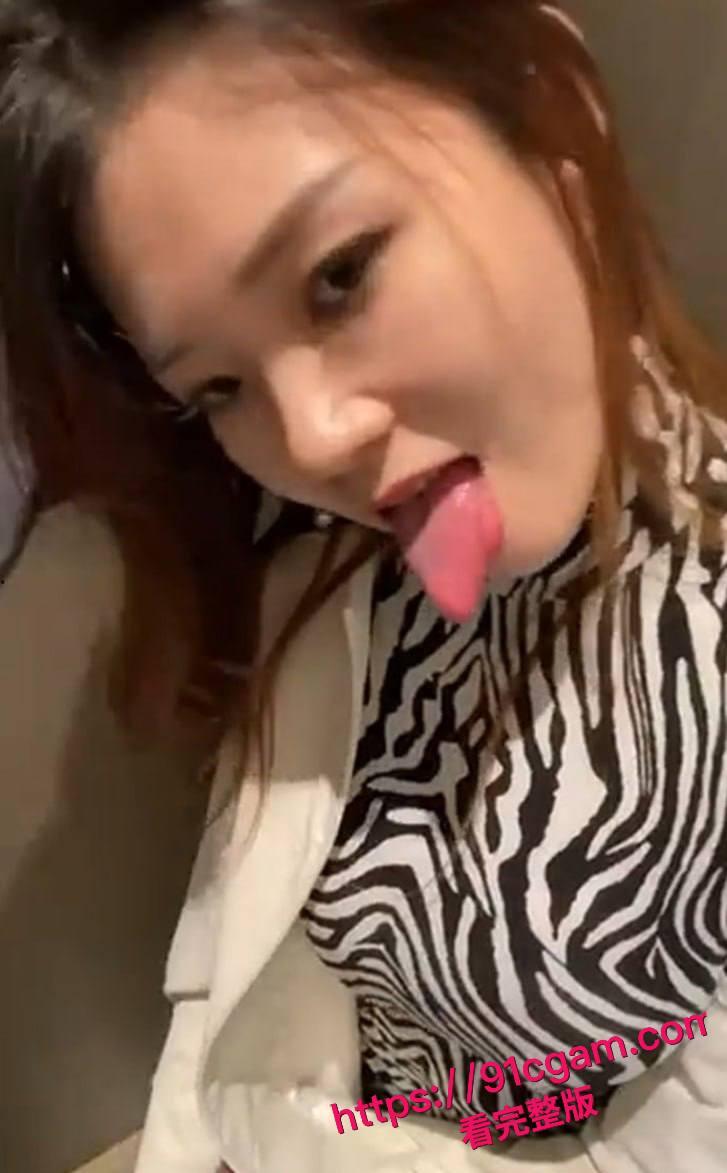 北京柜姐朱艳燕 商场试衣间与情人激情口交 妩媚眼神勾魂 骚浪动作逆天 这淫荡劲谁能顶住啊！-1