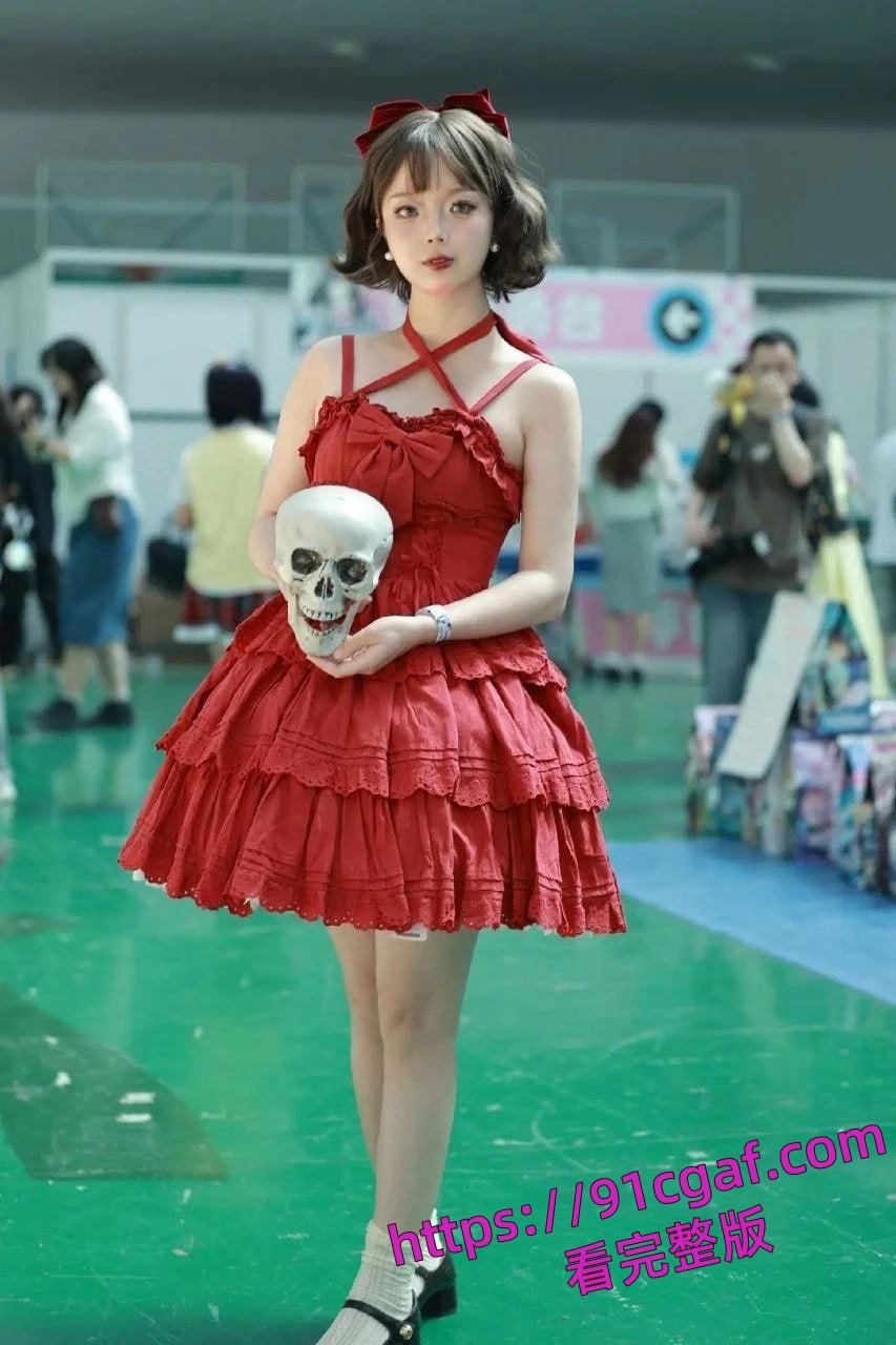 24 岁骚货新娘背地里就是一个骚逼母狗，结婚前一夜还和炮友穿着婚纱交流！-5