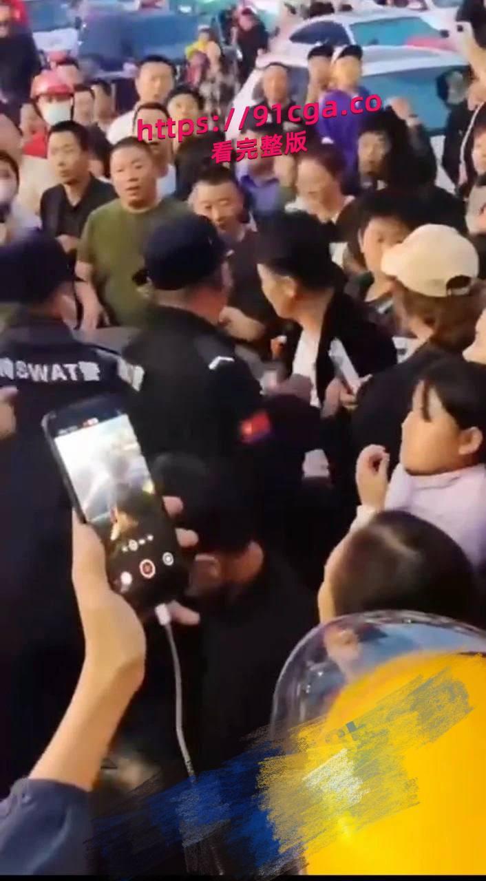 唐山迁安领导与小三南市场车震被原配抓包 浪费大量警力保护小三撤离 引发民众群嘲！-2