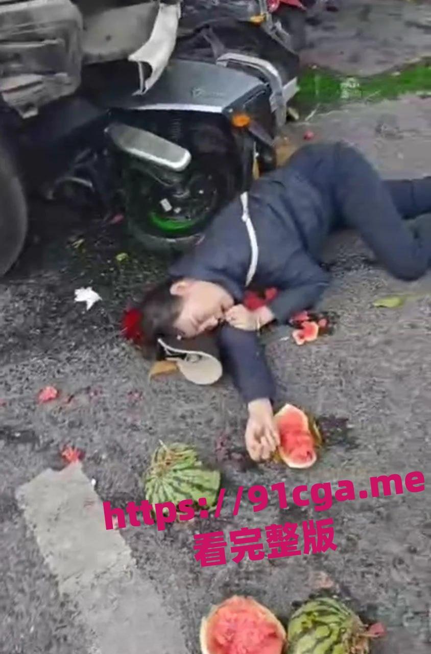 三亚60岁大妈停车不当酿惨祸：怒踩油门撞倒6人，女孩身亡引公愤-7