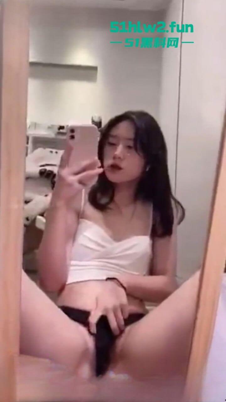 你喜欢的样子我都有，清纯颜值型女大学生送给男友的特殊开学礼物，泄欲发骚拍下视频被泄密！-3