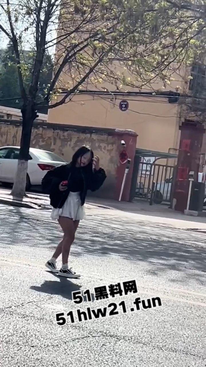 山东精神小妹嗑药过量致幻，大街上举止怪异如无脑丧尸邪崇附体样子超级可怕。-4