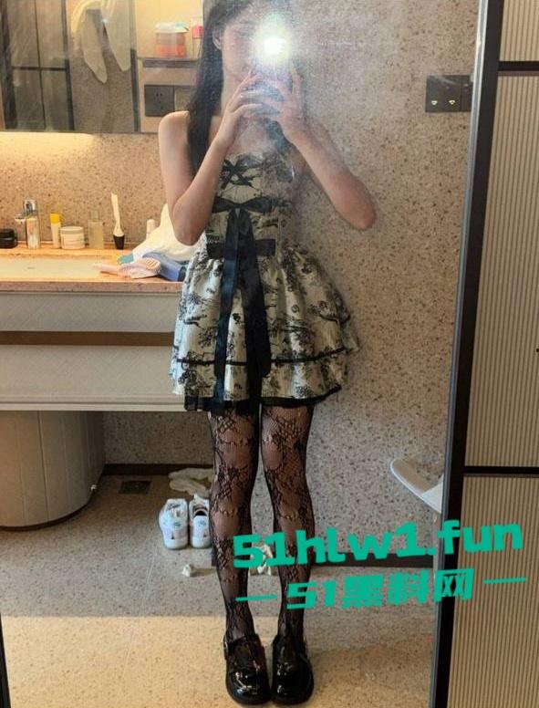 广东岭南职业技术学院，清远校区陪游陪睡母狗【陈佳怡】抖音【一直丸】又被爆约炮视频。-6