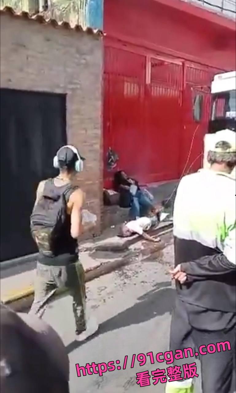 巴拿马触电猎奇，母亲带子烧成焦黑尸块，碳化恶心画面炸裂，太瘆人了！-1