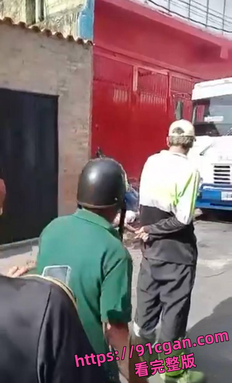 巴拿马触电猎奇，母亲带子烧成焦黑尸块，碳化恶心画面炸裂，太瘆人了！-2