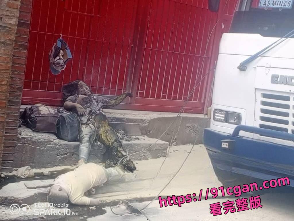 巴拿马触电猎奇，母亲带子烧成焦黑尸块，碳化恶心画面炸裂，太瘆人了！-3