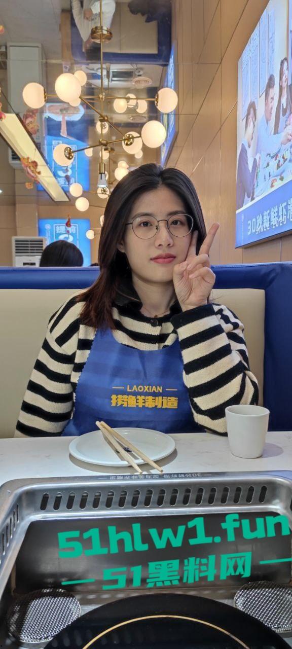 网友投稿高颜值反差眼镜妹，戴眼镜是御姐，穿黑丝成少妇，做爱表情直接封神！-1