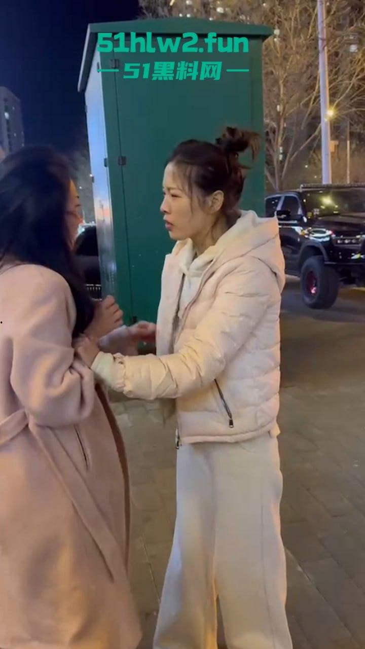 河南嘴硬小三频繁发微信勾引有妇之夫诉说骚逼的孤苦,原配怼拍暴打后发抖音曝光。-4