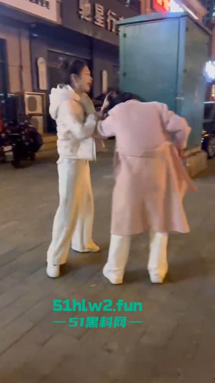 河南嘴硬小三频繁发微信勾引有妇之夫诉说骚逼的孤苦,原配怼拍暴打后发抖音曝光。-9