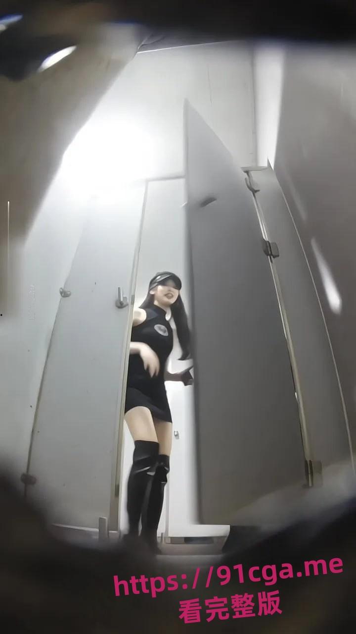 女网红在酒吧女厕被偷拍 镜头怼穴特写 嫩穴一览无余-3