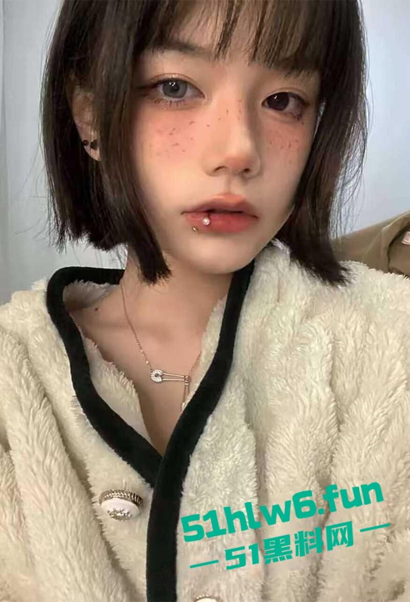 沈阳城市学院女神【张雨婷】露脸调教视频流出，口交吞精趴地当狗反差巨大！-3