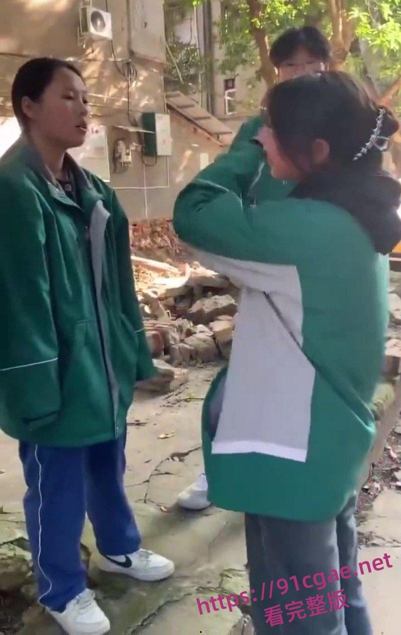 阆中中学女生霸凌事件 女高中生接连被扇大耳光不闪不避 硬气的一逼 男生们围观全程笑嘻嘻-7