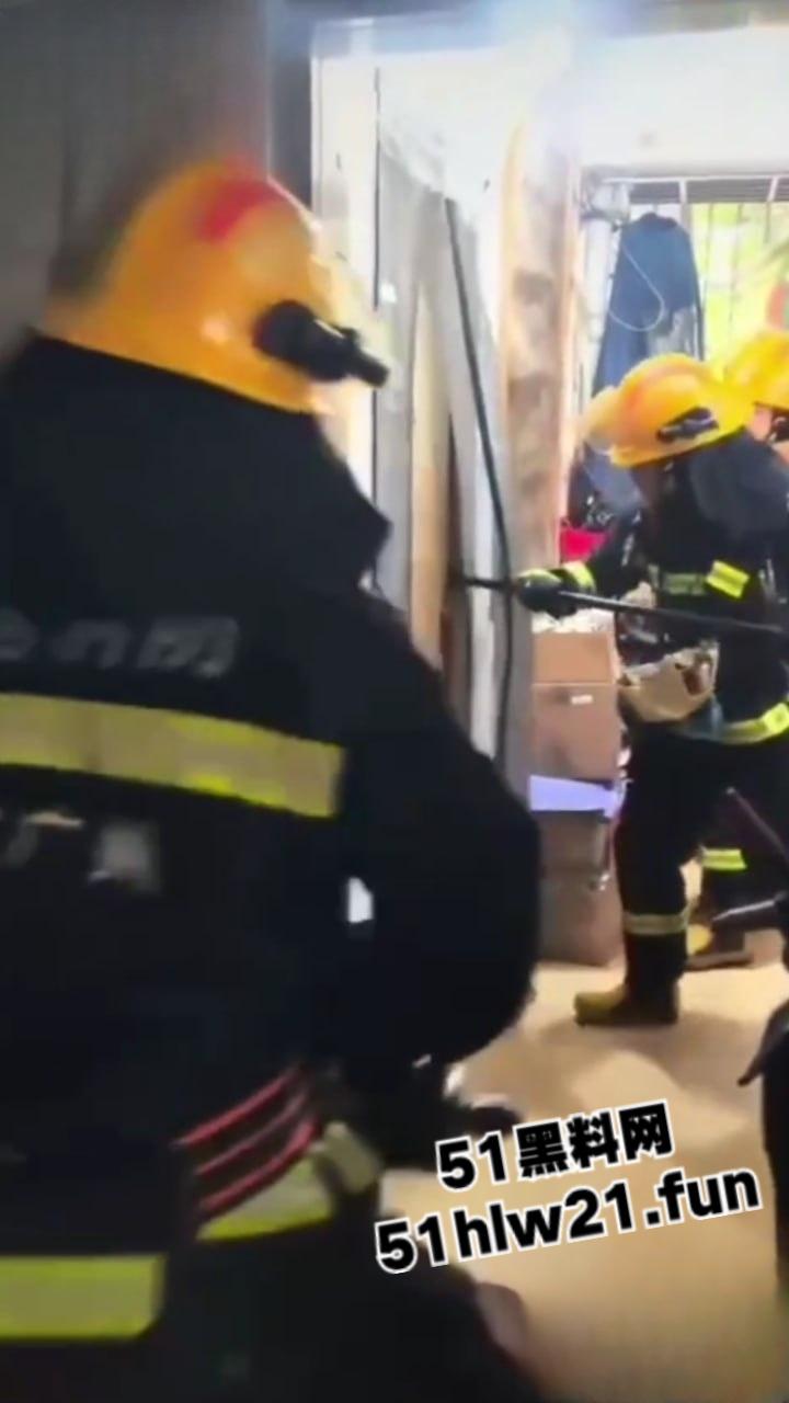 奇葩消防队捉奸行动，邻居听楼下有女人喊救命，果断报警119消防员破门而入，竟是两人做爱女人被操爽了。-2