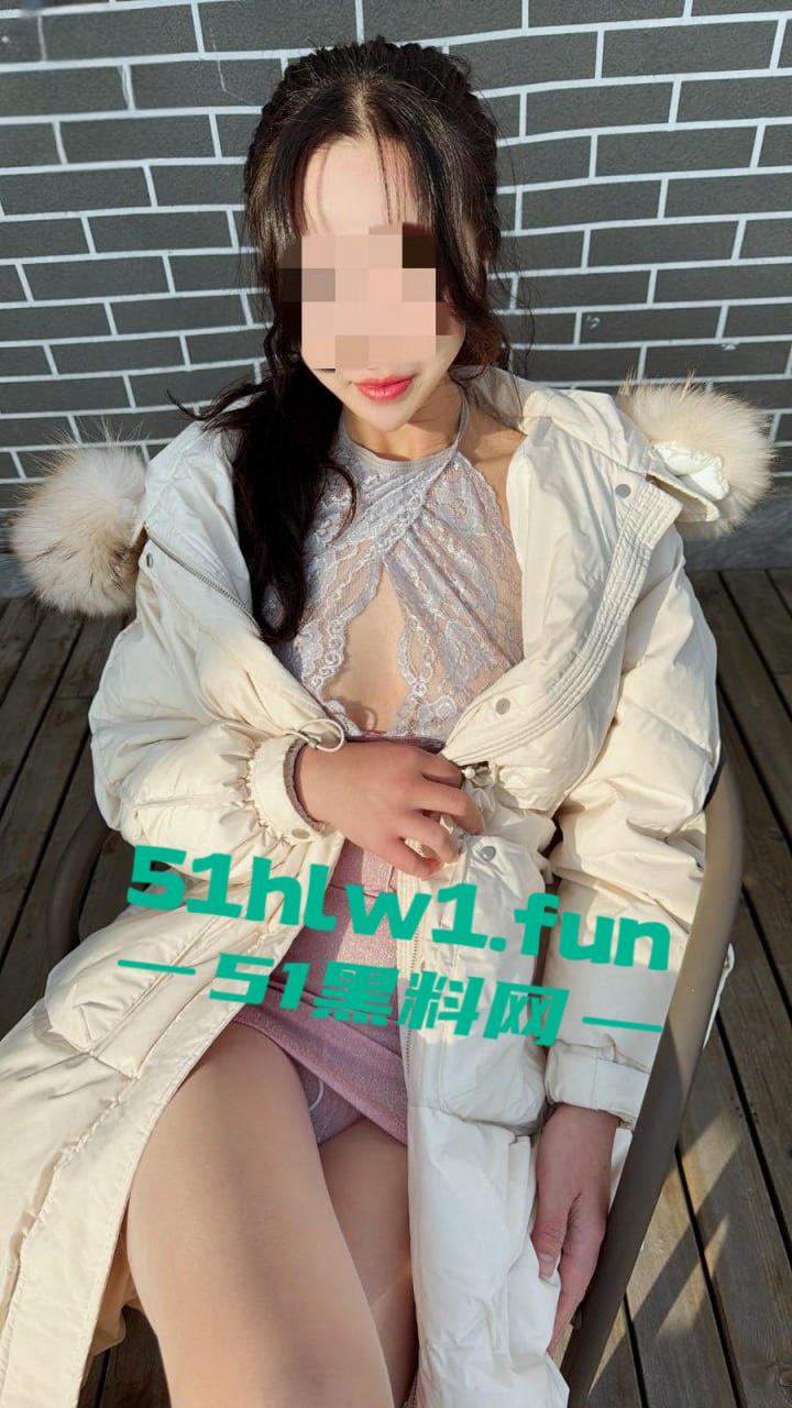 真实3P带着自己老婆和海友一起先吞精再内射，带着极品老婆沉浸式体验3P的暴力美学。-8