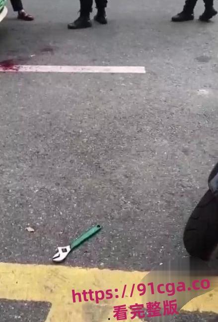 南京女子坐网约车要求司机送进小区！司机拒绝后被女子丈夫持扳手砸伤脑袋！-8