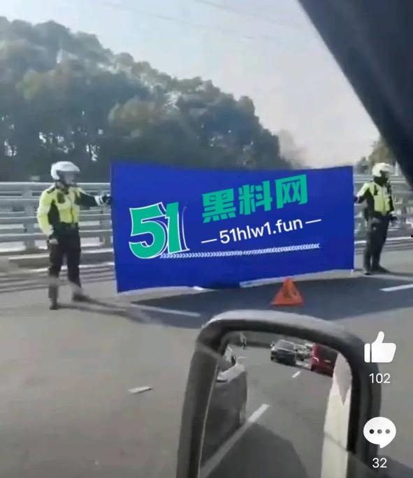 网传视频浙江桐乡屠甸车祸，疑似辆车开斗气车相撞一死一伤，面包车直接粉碎半个车厢消失。-9
