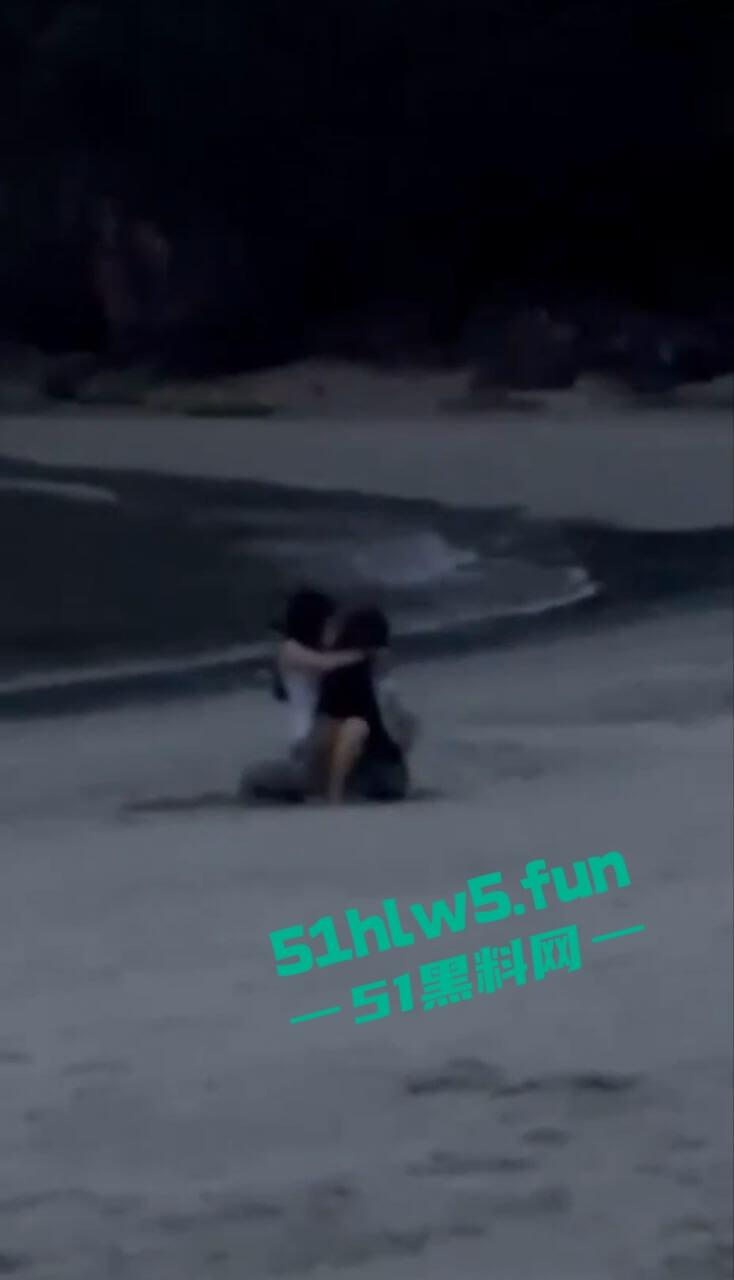 越南岘港仙沙港海滩，一对中国情侣在岘港仙沙港海滩骑乘做爱，现场公狗腰耸动激烈异常引发热议。-4